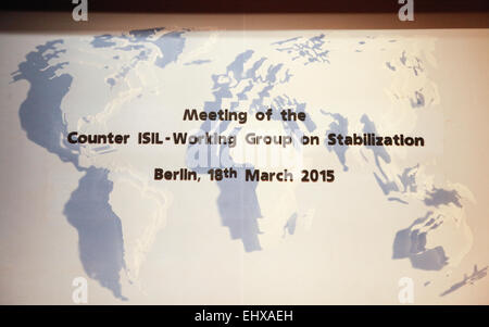 Berlino, Germania. Xviii Mar, 2015. Il Ministro degli esteri tedesco Steinmeier apre la prima riunione del gruppo di lavoro "stabilizzazione nel contesto dell'alleanza internazionale contro la milizia del terrore ISIS " dove la Germania ha insieme con gli Emirati Arabi Uniti la presidenza del gruppo. Al Foreign Office tedesco il 18 marzo 2015, a Berlino, Germania. / Immagine: foto della riunione Credito: Reynaldo Chaib Paganelli/Alamy Live News Foto Stock