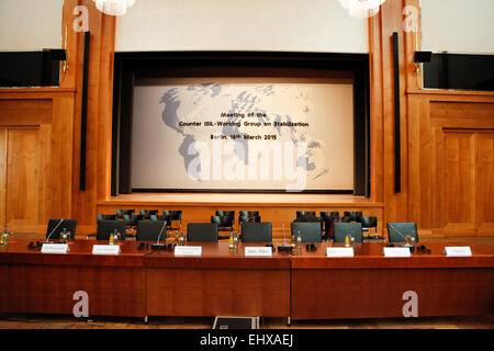 Berlino, Germania. Xviii Mar, 2015. Il Ministro degli esteri tedesco Steinmeier apre la prima riunione del gruppo di lavoro "stabilizzazione nel contesto dell'alleanza internazionale contro la milizia del terrore ISIS " dove la Germania ha insieme con gli Emirati Arabi Uniti la presidenza del gruppo. Al Foreign Office tedesco il 18 marzo 2015, a Berlino, Germania. / Immagine: foto della riunione Credito: Reynaldo Chaib Paganelli/Alamy Live News Foto Stock
