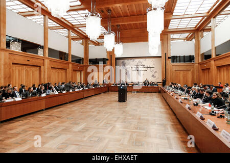 Berlino, Germania. Xviii Mar, 2015. Il Ministro degli esteri tedesco Steinmeier apre la prima riunione del gruppo di lavoro "stabilizzazione nel contesto dell'alleanza internazionale contro la milizia del terrore ISIS " dove la Germania ha insieme con gli Emirati Arabi Uniti la presidenza del gruppo. Al Foreign Office tedesco il 18 marzo 2015, a Berlino, Germania. / Immagine: foto della riunione Credito: Reynaldo Chaib Paganelli/Alamy Live News Foto Stock