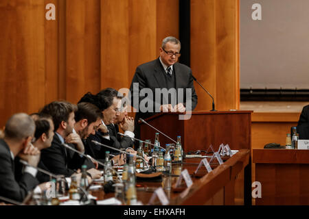 Berlino, Germania. Xviii Mar, 2015. Il Ministro degli esteri tedesco Steinmeier apre la prima riunione del gruppo di lavoro "stabilizzazione nel contesto dell'alleanza internazionale contro la milizia del terrore ISIS " dove la Germania ha insieme con gli Emirati Arabi Uniti la presidenza del gruppo. Al Foreign Office tedesco il 18 marzo 2015, a Berlino, Germania. / Immagine: generale americano John Allen durante la riunione di Berlino. Credito: Reynaldo Chaib Paganelli/Alamy Live News Foto Stock