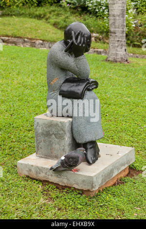 La statua "studente" è dalla scultore dello Zimbabwe Jonothan Mhondorohuma nel Queen Elizabeth Park di Hamilton, Bermuda. Foto Stock