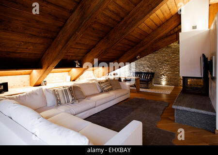 Lussuoso soggiorno in Alpine cottage con camino e parete pietroso Foto Stock