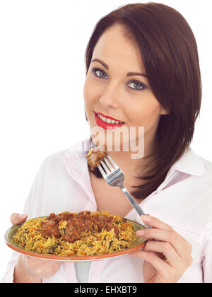 Attraente giovane donna mangiando carne di agnello rogan josh Curry Indiano Foto Stock