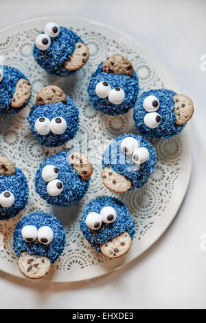 Cookie Monster muffin su una piastra Foto Stock