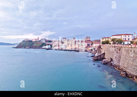 Lunga esposizione della città di Piombino in Toscana, Italia, visto dalla Piazza Bovio, terrazza costruita sul promontorio sul mare Mediterraneo Foto Stock