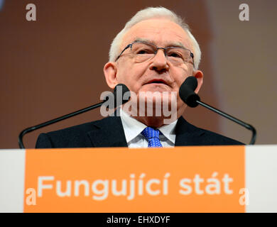 Il polacco Alleanza della sinistra democratica leader Leszek Miller parla di soluzione diplomatica al conflitto in Ucraina al Congresso della Repubblica ceca il Partito socialdemocratico (CSSD), a Praga Repubblica Ceca, Marzo 14, 2015. (CTK foto/Vondrous Romano) Foto Stock