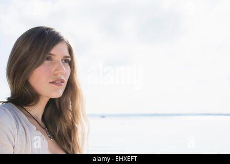 Ritratto di giovane donna attraente Foto Stock