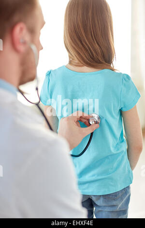 Close up della ragazza e dottore su medical exam Foto Stock