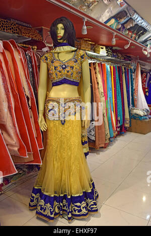 Un manichino in una donna di nozze di sari in negozio indiano Pirani sulla 74a Strada di Jackson Heights, Queens, a New York City Foto Stock