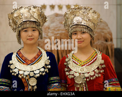 Ritratto di due giovani donne indossando il tradizionale Miao minoranza etnica abbigliamento abbigliamento in Guilin, Cina Foto Stock