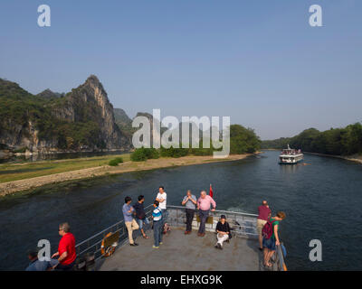 Crociera turistica barca sul fiume Li vicino a Yangshuo, Guilin, Cina Foto Stock