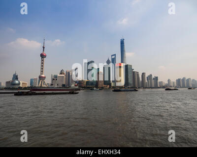 Vista la Oriental Pearl Tower e il quartiere finanziario di Pudong skyline oltre il fiume Huangpu a Shanghai in Cina, Asia Foto Stock