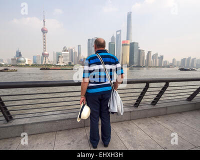 Vista la Oriental Pearl Tower e grattacieli del quartiere finanziario di Pudong skyline dal Bund a Shanghai in Cina, Asia Foto Stock