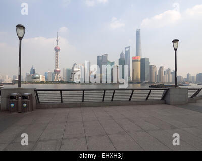 Vista la Oriental Pearl Tower e grattacieli del quartiere finanziario di Pudong skyline dal Bund a Shanghai in Cina, Asia Foto Stock