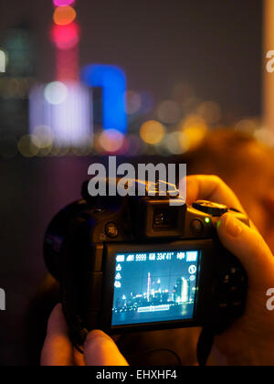 Display LCD Live view su fotocamera digitale riprese la Oriental Pearl Tower e il quartiere finanziario di Pudong skyline di Shanghai, Cina Foto Stock