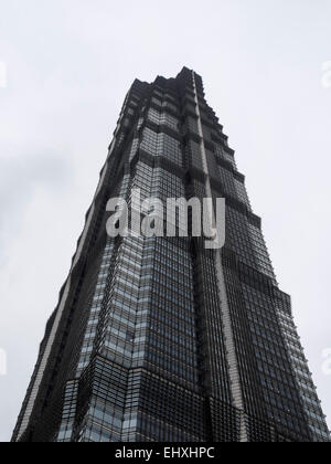 La Torre di Jin Mao in Lujiazui area del quartiere Pudong di Shanghai in Cina Foto Stock