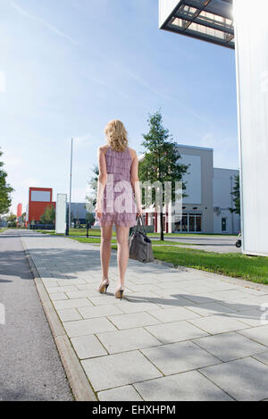 Vista posteriore donna attraente walking street bionda Foto Stock