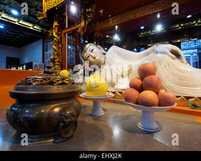 Marmo giacente Budda statua presso il Tempio del Buddha di Giada a Shanghai in Cina Foto Stock
