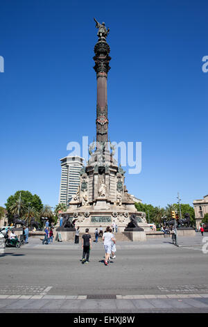 Il monumento di Colombo (Mirador de Colom) a Barcellona, in Catalogna, Spagna. Statua in bronzo di Rafael Atche. Foto Stock