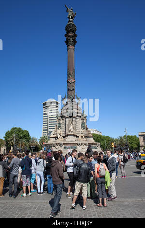 Gruppo di persone davanti al monumento di Colombo (Mirador de Colom) a Barcellona, in Catalogna, Spagna. Statua in bronzo di Rafael Atche. Foto Stock