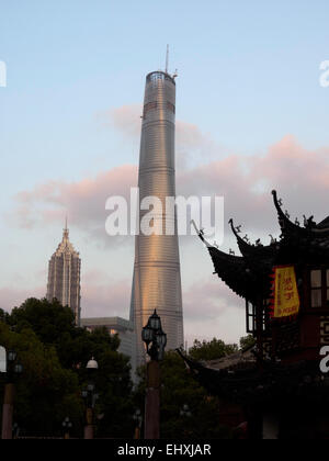 La Torre di Jin Mao e la Shanghai Tower grattacieli accanto a un edificio con tetto tradizionale di Shanghai, Cina Foto Stock