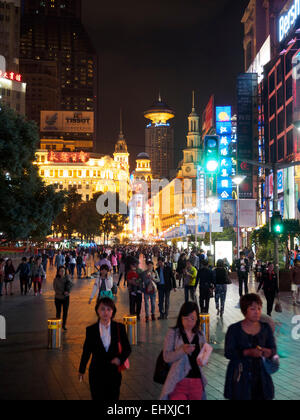 Insegne al neon su Nanjing Road affollata strada commerciale, Shangai, Cina Foto Stock