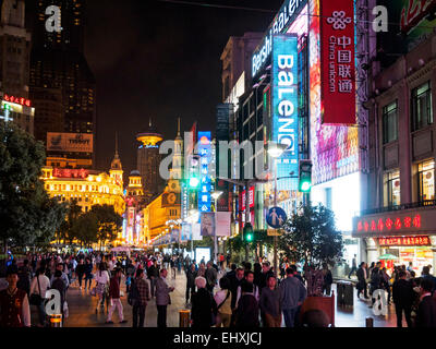 Insegne al neon su Nanjing Road affollata strada commerciale, Shangai, Cina Foto Stock