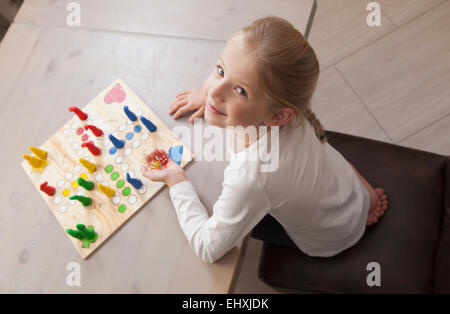 Ragazza che gioca gioco di bordo, Baviera, Germania Foto Stock