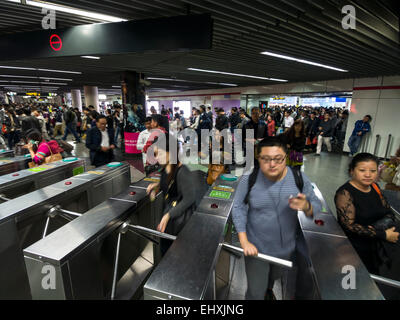 Affollata stazione della metropolitana di Shanghai, Cina Foto Stock