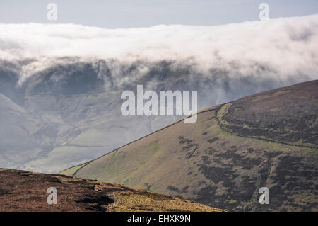 Bassa deriva cloud sulle colline del Peak District nella valle di Edale. Una soleggiata mattina di primavera. Foto Stock