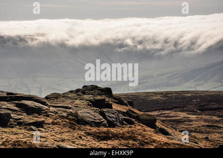 Bassa deriva cloud sulle colline del Peak District nella valle di Edale. Una soleggiata mattina di primavera. Foto Stock