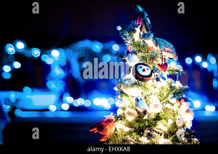 Albero di Natale decorato con de-focalizzato sullo sfondo delle luci Foto Stock