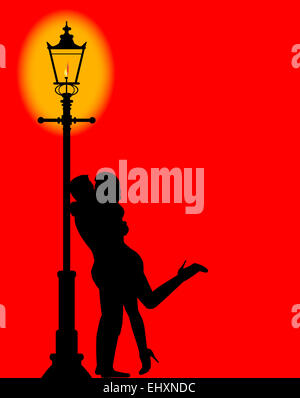 Un paio di baciare sotto la luce di un lampione gaslit Foto Stock