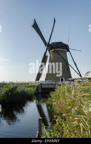 Il mulino a vento a Kinderdijk nei Paesi Bassi che risale al XVIII secolo e fu utilizzato per scaricare l'acqua dalla terra. Foto Stock