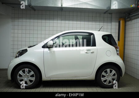 Toyota IQ due posti auto parcheggiate nel parcheggio sotterraneo Foto Stock