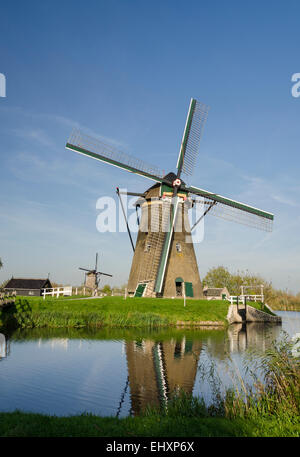 Mulini a vento a Kinderdijk nei Paesi Bassi che risalgono al XVIII secolo e sono stati utilizzati per scaricare l'acqua dalla terra. Foto Stock