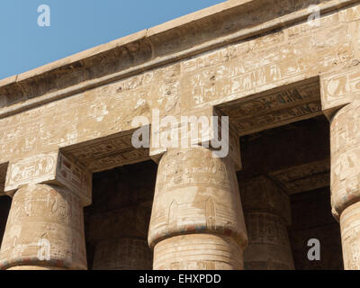 Le colonne nel primo cortile dietro il primo pilone del tempio di Amon a Karnak e Luxor Egitto Foto Stock