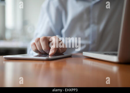 Man mano della digitazione su touchscreen della tavoletta digitale Foto Stock