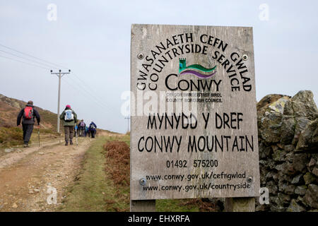 County Borough Consiglio campagna del servizio Conwy montagna segno bilingue accanto a North Wales coast path. Snowdonia Wales UK Foto Stock