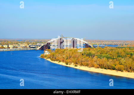 Costruzione di ponti sito attraverso il fiume Dnieper, Kiev, Ucraina Foto Stock