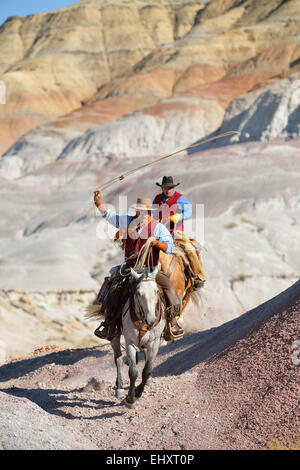 Stati Uniti d'America, Wyoming Big Horn Mountains, due cowboy a cavallo Foto Stock