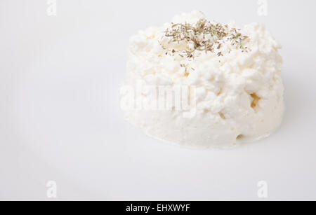 Granulati per la ricotta con erbe aromatiche. Isolato su bianco Foto Stock