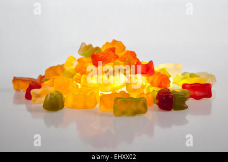 Pila di coloratissimi gummy bears isolate su sfondo bianco Foto Stock
