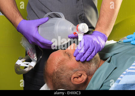 Paramedico che fanno un cardio-rianimazione polmonare per una persona. Foto Stock