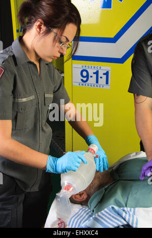 Paramedico che fanno un cardio-rianimazione polmonare per una persona. Foto Stock