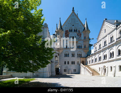 Il castello di Neuschwanstein e il cortile Foto Stock