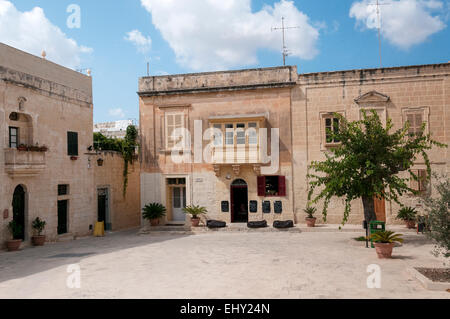 Piazza della città vecchia con edifici nel villaggio di Victoria o Rabat sull'isola di Malta Gozo Foto Stock