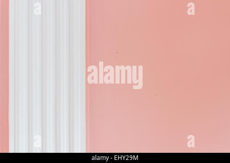 Parete rosa con il vecchio modello di gesso Foto Stock