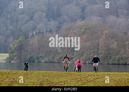 Punto Cockshot mountainbike famiglia con il lago Windermere in background Foto Stock