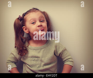 Ragazza che indossa gli occhiali finti smorfie Foto stock - Alamy